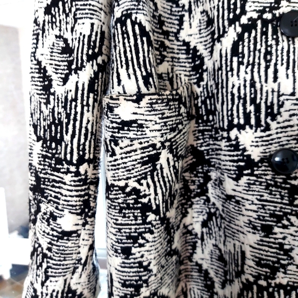 Stylish Black and White Patterned Coat - Picture 4 of 5